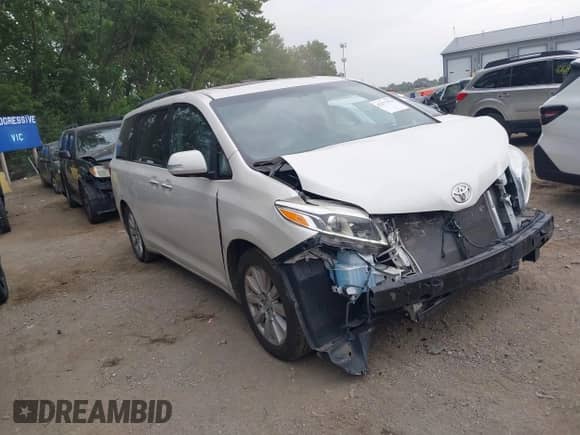 2017 Toyota Sienna XLE z VIN 5TDYZ3DCXHS769385, wystawiony jako IAAI lot #42677574 z przebiegiem 113 386 mil mil oraz . Historia ofert i sprzedaży dostępna na DreamBid. Obrazek 1.