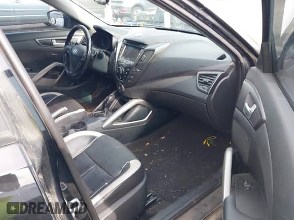 2013 Hyundai Veloster Turbo с VIN KMHTC6AE3DU158036, выставлен на аукционе IAAI как лот 43401490 с пробегом 142 089 миль миль и . История ставок и продаж доступна на DreamBid. Изображение 5.