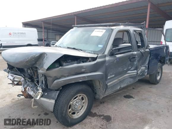 1999 Chevrolet Silverado 2500 LS z VIN 1GCGK29U8XE153524, wystawiony jako IAAI lot #41400306 z przebiegiem 240 271 mil mil oraz . Historia ofert i sprzedaży dostępna na DreamBid. Obrazek 6.