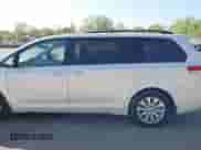 2014 Toyota Sienna Limited с VIN 5TDDK3DC2ES089477, выставлен на аукционе IAAI как лот 42217213 с пробегом 182 616 миль миль и . История ставок и продаж доступна на DreamBid. Изображение 14.