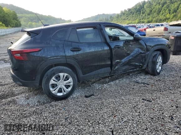 2024 Chevrolet Trax LS с VIN KL77LFE25RC011829, выставлен на аукционе Copart как лот 63186655 с пробегом 37 299 миль миль и Списание • Salvage title. История ставок и продаж доступна на DreamBid. Изображение 3.