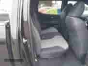 2020 Toyota Tacoma SR5 z VIN 3TMBZ5DN8LM023920, wystawiony jako IAAI lot #42015118 z przebiegiem 46 137 mil mil oraz . Historia ofert i sprzedaży dostępna na DreamBid. Obrazek 8.