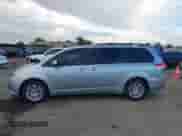 2012 Toyota Sienna XLE AAS z VIN 5TDYK3DC4CS179423, wystawiony jako IAAI lot #43422649 z przebiegiem 131 060 mil mil oraz . Historia ofert i sprzedaży dostępna na DreamBid. Obrazek 14.