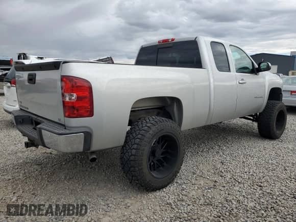 2010 Chevrolet Silverado 1500 LT with VIN 1GCSKSE35AZ123274, listed as a Copart auction lot 84593625 with 123,761 mi miles and Salvage title. Bid and sale history available at DreamBid. Image 3.