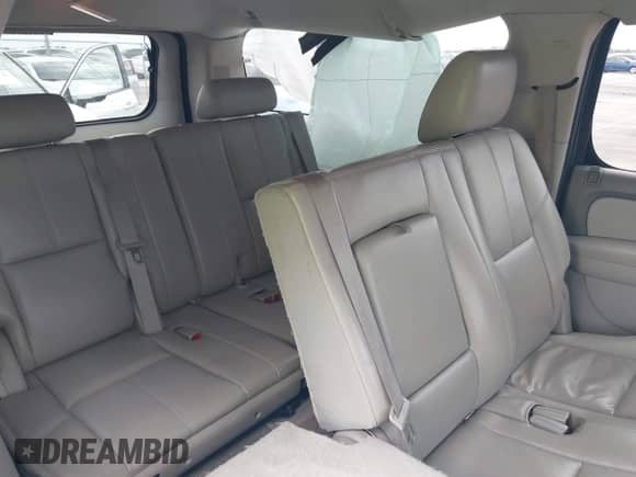 2011 Chevrolet Suburban LT z VIN 1GNSCJE01BR261769, wystawiony jako IAAI lot #42624737 z przebiegiem 144 992 mil mil oraz . Historia ofert i sprzedaży dostępna na DreamBid. Obrazek 8.