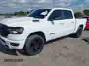 2021 Ram 1500 Lone Star z VIN 1C6RREFT1MN749997, wystawiony jako IAAI lot #41306635 z przebiegiem 59 451 mil mil oraz . Historia ofert i sprzedaży dostępna na DreamBid. Obrazek 2.