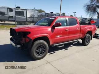 2020 Toyota Tacoma SR5 с VIN 3TMBZ5DN5LM026225, выставлен на аукционе Copart как лот 48019185 с пробегом 82 991 миль миль и Списание • Salvage title. История ставок и продаж доступна на DreamBid. Изображение 1.