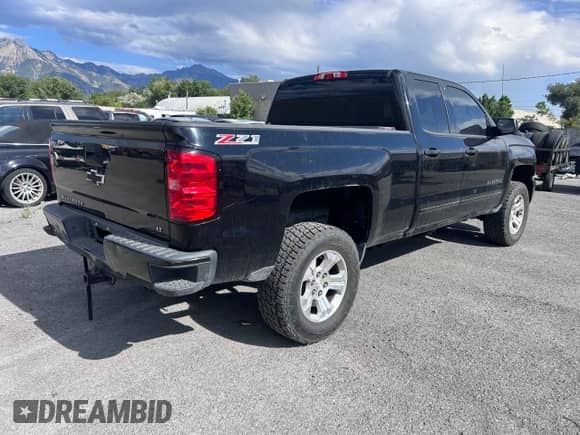 2017 Chevrolet Silverado 1500 LT z VIN 1GCVKREC9HZ119339, wystawiony jako Copart lot #66047425 z przebiegiem 70 324 mil mil oraz Szkoda całkowita • Salvage title. Historia ofert i sprzedaży dostępna na DreamBid. Obrazek 4.