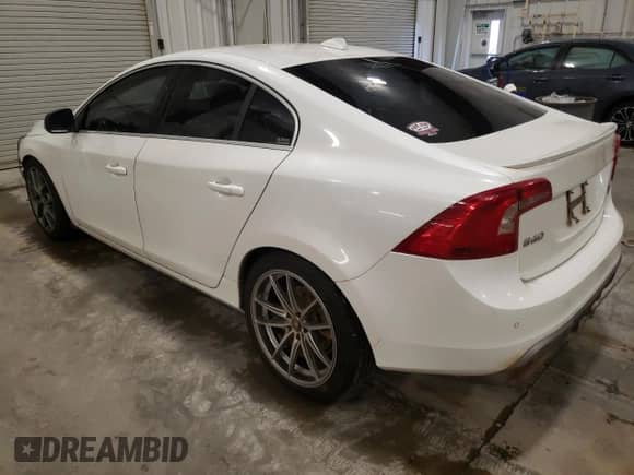 2015 Volvo S60 T6 R-Design Platinum с VIN YV1902TS3F1335329, выставлен на аукционе Copart как лот 81512184 с пробегом 103 129 миль миль и Списание • Salvage title. История ставок и продаж доступна на DreamBid. Изображение 2.