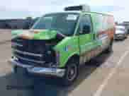 2001 Chevrolet Express z VIN 1GCHG39R011111547, wystawiony jako IAAI lot #42265979 z przebiegiem 297 607 mil mil oraz . Historia ofert i sprzedaży dostępna na DreamBid. Obrazek 2.