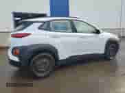 2020 Hyundai Kona SEL z VIN KM8K22AA4LU410587, wystawiony jako Copart lot #90244215 z przebiegiem 122 287 mil mil oraz Czysty tytuł • Clean title. Historia ofert i sprzedaży dostępna na DreamBid. Obrazek 3.