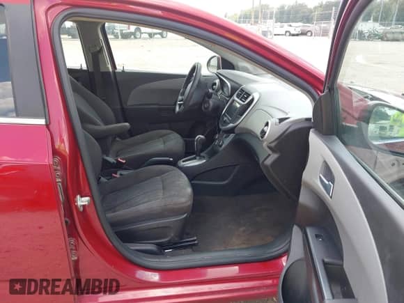 2019 Chevrolet Sonic LT z VIN 1G1JD5SB3K4149351, wystawiony jako IAAI lot #42993235 z przebiegiem 137 699 mil mil oraz . Historia ofert i sprzedaży dostępna na DreamBid. Obrazek 5.