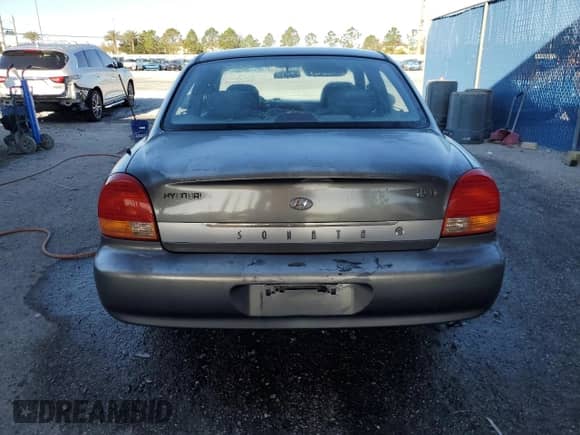 2001 Hyundai Sonata GLS z VIN KMHWF35V21A498000, wystawiony jako Copart lot #47246965 z przebiegiem 111 616 mil mil oraz Szkoda całkowita • Salvage title. Historia ofert i sprzedaży dostępna na DreamBid. Obrazek 6.