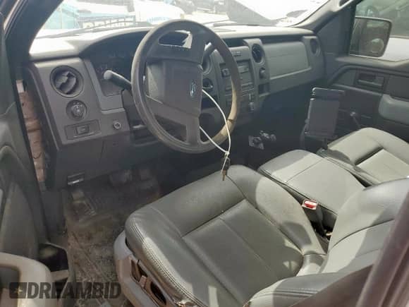 2013 Ford F-150 XL z VIN 1FTMF1CM3DKE58243, wystawiony jako Copart lot #70649635 z przebiegiem 137 074 mil mil oraz Czysty tytuł • Clean title. Historia ofert i sprzedaży dostępna na DreamBid. Obrazek 8.