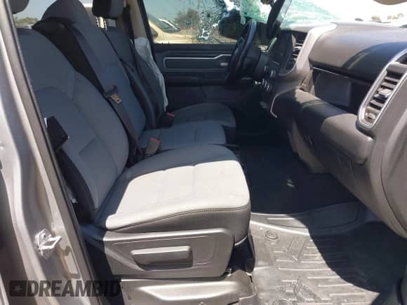 2020 Ram 1500 Big Horn z VIN 1C6RREFG7LN333762, wystawiony jako IAAI lot #42258907 z przebiegiem 51 558 mil mil oraz . Historia ofert i sprzedaży dostępna na DreamBid. Obrazek 5.