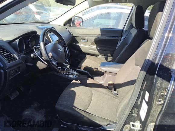 2021 Mitsubishi Outlander ES z VIN JA4ARUAU5MU020160, wystawiony jako Copart lot #85845615 z przebiegiem 83 925 mil mil oraz Czysty tytuł • Clean title. Historia ofert i sprzedaży dostępna na DreamBid. Obrazek 7.