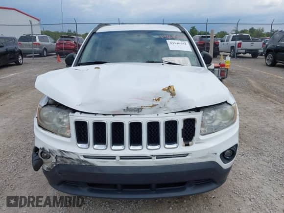 2011 Jeep Compass z VIN 1J4NF1FB2BD280870, wystawiony jako IAAI lot #43140551 z przebiegiem 87 340 mil mil oraz . Historia ofert i sprzedaży dostępna na DreamBid. Obrazek 6.