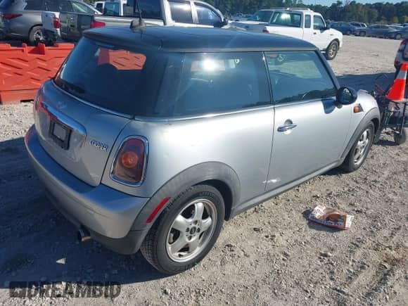 2009 MINI Hardtop z VIN WMWMF33569TU72673, wystawiony jako IAAI lot #43517238 z przebiegiem 181 712 mil mil oraz . Historia ofert i sprzedaży dostępna na DreamBid. Obrazek 4.