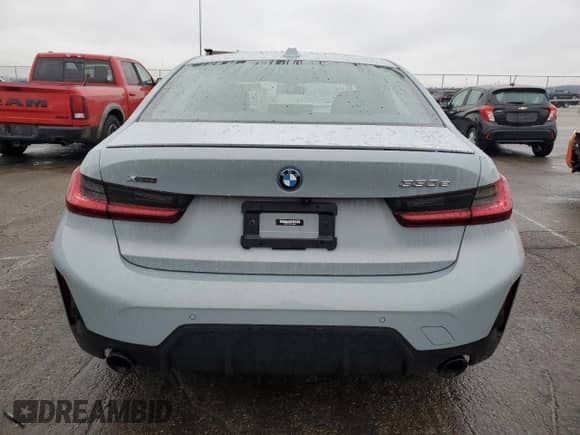 2023 BMW 3 Series 330e xDrive с VIN 3MW39FS05P8C89800, выставлен на аукционе Copart как лот 44342255 с пробегом 19 562 миль миль и Списание • Salvage title. История ставок и продаж доступна на DreamBid. Изображение 6.
