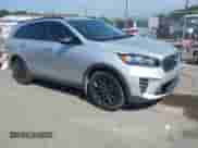 2020 Kia Sorento LX z VIN 5XYPG4A57LG710216, wystawiony jako IAAI lot #43276145 z przebiegiem 76 334 mil mil oraz . Historia ofert i sprzedaży dostępna na DreamBid. Obrazek 1.