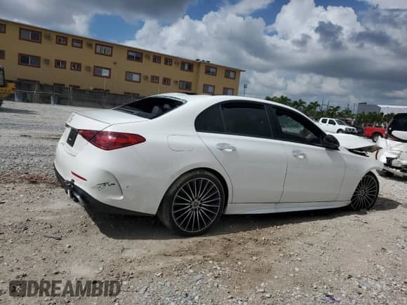 2024 Mercedes-Benz C 300 z VIN W1KAF4GB8RR226237, wystawiony jako Copart lot #67365155 z przebiegiem Nie podano mil oraz Nie do naprawy • Non repairable. Historia ofert i sprzedaży dostępna na DreamBid. Obrazek 3.