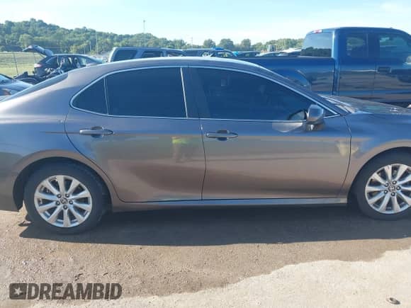 2020 Toyota Camry LE with VIN 4T1C11AK9LU391108, listed as a IAAI auction lot 43087805 with 88,386 mi miles and . Bid and sale history available at DreamBid. Image 13.