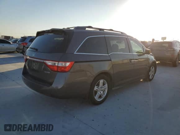 2013 Honda Odyssey Touring z VIN 5FNRL5H93DB050994, wystawiony jako Copart lot #89448415 z przebiegiem 138 294 mil mil oraz Czysty tytuł • Clean title. Historia ofert i sprzedaży dostępna na DreamBid. Obrazek 3.