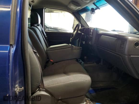 2003 GMC Sierra 1500 SLE z VIN 1GTEK14V33Z206988, wystawiony jako Copart lot #65412525 z przebiegiem 209 061 mil mil oraz Czysty tytuł • Clean title. Historia ofert i sprzedaży dostępna na DreamBid. Obrazek 10.