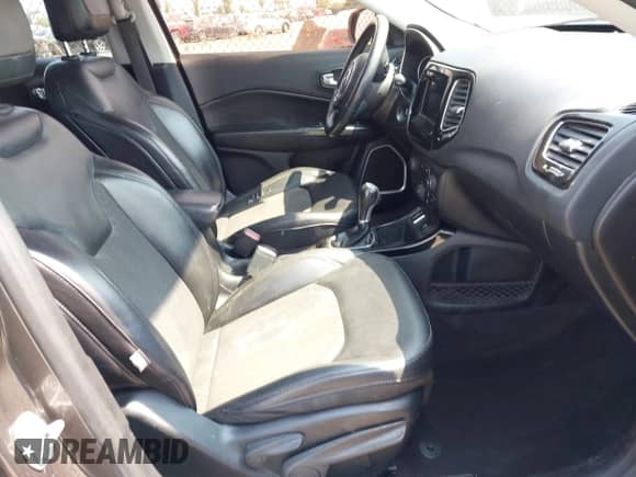 2019 Jeep Compass Altitude z VIN 3C4NJCBB5KT726882, wystawiony jako IAAI lot #42662008 z przebiegiem 100 634 mil mil oraz . Historia ofert i sprzedaży dostępna na DreamBid. Obrazek 5.