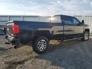 2017 Chevrolet Silverado 3500HD High Country z VIN 1GC4K1EY5HF244977, wystawiony jako Copart lot #69274025 z przebiegiem 131 628 mil mil oraz Czysty tytuł • Clean title. Historia ofert i sprzedaży dostępna na DreamBid. Obrazek 3.