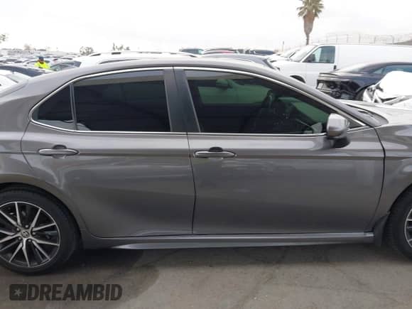 2021 Toyota Camry SE Nightshade z VIN 4T1G11AK8MU536707, wystawiony jako IAAI lot #43329430 z przebiegiem 61 408 mil mil oraz . Historia ofert i sprzedaży dostępna na DreamBid. Obrazek 14.