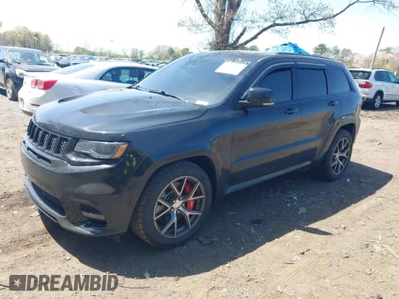 2017 Jeep Grand Cherokee SRT z VIN 1C4RJFDJ5HC688694, wystawiony jako IAAI lot #42134459 z przebiegiem 89 988 mil mil oraz . Historia ofert i sprzedaży dostępna na DreamBid. Obrazek 19.