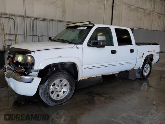 2004 GMC Sierra 1500 SLT with VIN 2GTEK13T841379755, listed as a Copart auction lot 80521205 with 225,598 mi miles and Salvage title. Bid and sale history available at DreamBid. Image 1.