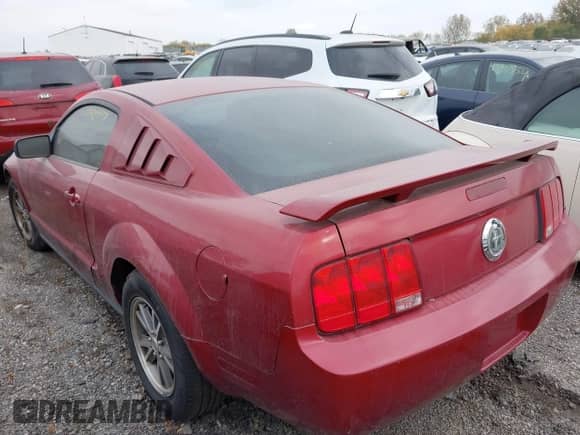 2005 Ford Mustang Deluxe z VIN 1ZVFT80N655110828, wystawiony jako IAAI lot #43424977 z przebiegiem 170 331 mil mil oraz . Historia ofert i sprzedaży dostępna na DreamBid. Obrazek 12.