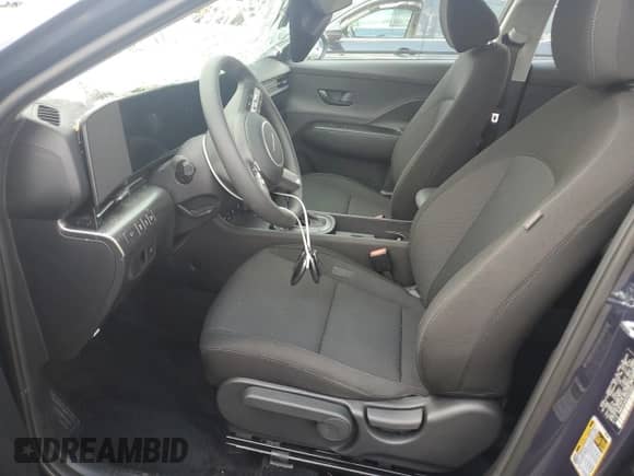 2025 Hyundai Kona SE с VIN KM8HACABXSU233487, выставлен на аукционе Copart как лот 64516145 с пробегом 495 миль миль и Списание • Salvage title. История ставок и продаж доступна на DreamBid. Изображение 7.