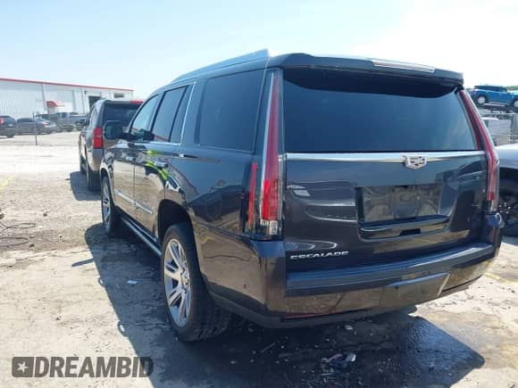 2017 Cadillac Escalade Premium Luxury z VIN 1GYS4CKJ6HR351341, wystawiony jako IAAI lot #42453288 z przebiegiem 162 798 mil mil oraz . Historia ofert i sprzedaży dostępna na DreamBid. Obrazek 3.