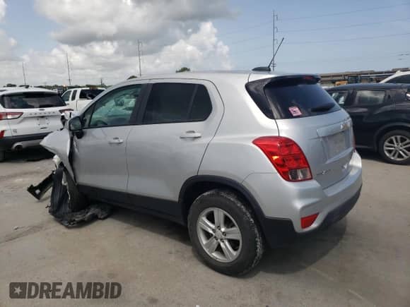 2022 Chevrolet Trax LS z VIN KL7CJNSM3NB527272, wystawiony jako Copart lot #64326445 z przebiegiem Nie podano mil oraz Szkoda całkowita • Salvage title. Historia ofert i sprzedaży dostępna na DreamBid. Obrazek 2.