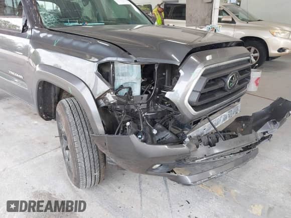 2023 Toyota Tacoma SR5 z VIN 3TMAZ5CN4PM206492, wystawiony jako IAAI lot #43245492 z przebiegiem 38 089 mil mil oraz . Historia ofert i sprzedaży dostępna na DreamBid. Obrazek 6.