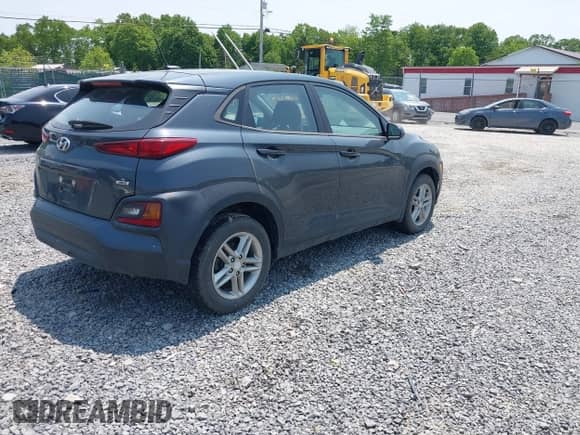 2018 Hyundai Kona SE z VIN KM8K1CAA5JU152487, wystawiony jako IAAI lot #42389323 z przebiegiem 52 437 mil mil oraz . Historia ofert i sprzedaży dostępna na DreamBid. Obrazek 4.