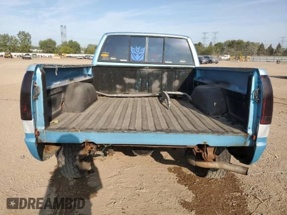 1993 GMC Sierra 1500 SLT с VIN 2GTEK19Z6P1507913, выставлен на аукционе Copart как лот 71995315 с пробегом 260 353 миль миль и Списание • Salvage title. История ставок и продаж доступна на DreamBid. Изображение 6.