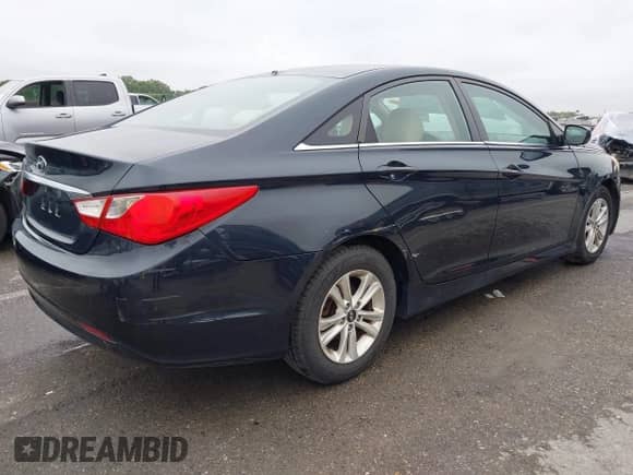 2013 Hyundai Sonata GLS z VIN 5NPEB4AC1DH703857, wystawiony jako IAAI lot #43263235 z przebiegiem 137 335 mil mil oraz . Historia ofert i sprzedaży dostępna na DreamBid. Obrazek 4.