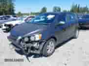 2013 Chevrolet Sonic LT z VIN 1G1JC6SG0D4228242, wystawiony jako IAAI lot #42849249 z przebiegiem 135 437 mil mil oraz . Historia ofert i sprzedaży dostępna na DreamBid. Obrazek 2.