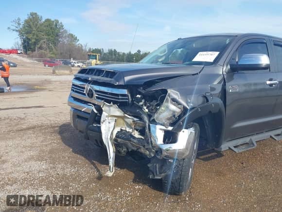 2017 Toyota Tundra Platinum с VIN 5TFAY5F15HX627757, выставлен на аукционе IAAI как лот 41155707 с пробегом 90 675 миль миль и . История ставок и продаж доступна на DreamBid. Изображение 17.