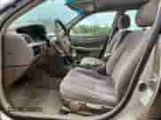 1998 Toyota Camry LE z VIN 4T1BG22K6WU262259, wystawiony jako Copart lot #86173725 z przebiegiem 235 898 mil mil oraz Nie do naprawy • Non repairable. Historia ofert i sprzedaży dostępna na DreamBid. Obrazek 7.