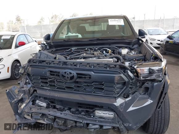 2024 Toyota Tacoma SR5 z VIN 3TMLB5JN5RM080565, wystawiony jako IAAI lot #42584677 z przebiegiem 17 149 mil mil oraz . Historia ofert i sprzedaży dostępna na DreamBid. Obrazek 13.