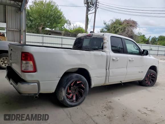 2022 Ram 1500 Big Horn z VIN 1C6RREBG9NN272780, wystawiony jako Copart lot #68863085 z przebiegiem 59 625 mil mil oraz Czysty tytuł • Clean title. Historia ofert i sprzedaży dostępna na DreamBid. Obrazek 3.