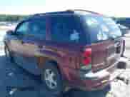 2006 Chevrolet TrailBlazer LT z VIN 1GNDS13S962182042, wystawiony jako IAAI lot #43003509 z przebiegiem 179 978 mil mil oraz . Historia ofert i sprzedaży dostępna na DreamBid. Obrazek 3.