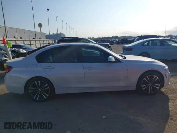 2018 BMW 3 Series 330i z VIN WBA8B9G58JNV00220, wystawiony jako IAAI lot #43516070 z przebiegiem 113 508 mil mil oraz . Historia ofert i sprzedaży dostępna na DreamBid. Obrazek 13.