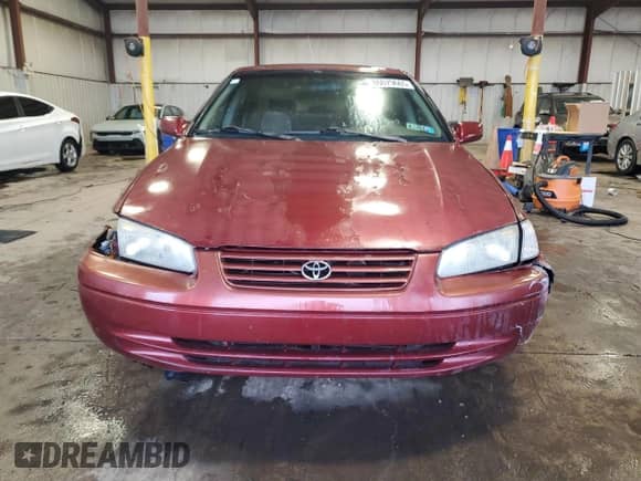 1999 Toyota Camry LE z VIN 4T1BG22K5XU592850, wystawiony jako Copart lot #86079665 z przebiegiem 347 392 mil mil oraz Szkoda całkowita • Salvage title. Historia ofert i sprzedaży dostępna na DreamBid. Obrazek 5.