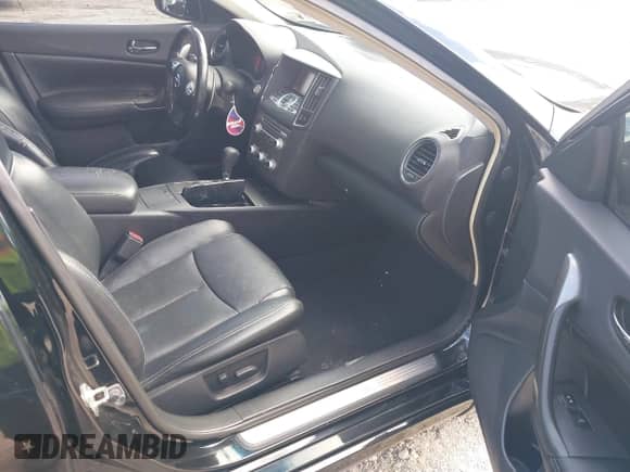 2014 Nissan Maxima S z VIN 1N4AA5AP5EC446974, wystawiony jako IAAI lot #42992248 z przebiegiem 146 715 mil mil oraz . Historia ofert i sprzedaży dostępna na DreamBid. Obrazek 5.